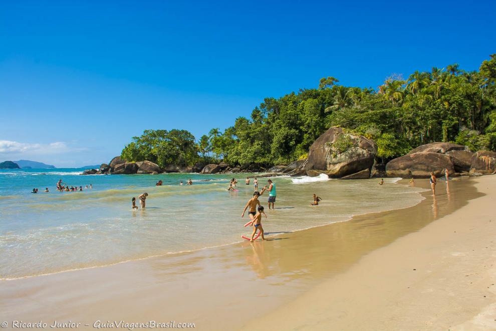 Imagem de famílias aproveitando um lindo dia na Praia do Félix em Ubatuba.